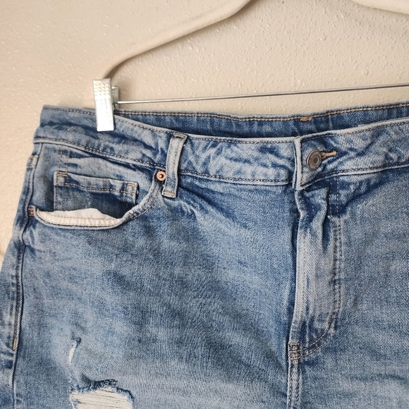 Old Navy High Rise O.G Straight Distress Light Wash Cut Off Shorts Plus Size 20 - Picture 5 of 8